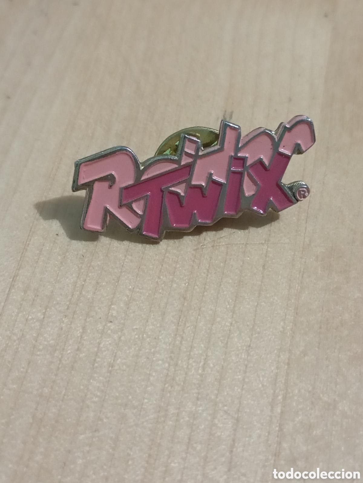 Pins de colecci&oacute;n: Pin Raider Twix Chocolates Chocolatinas A&ntilde;os 90