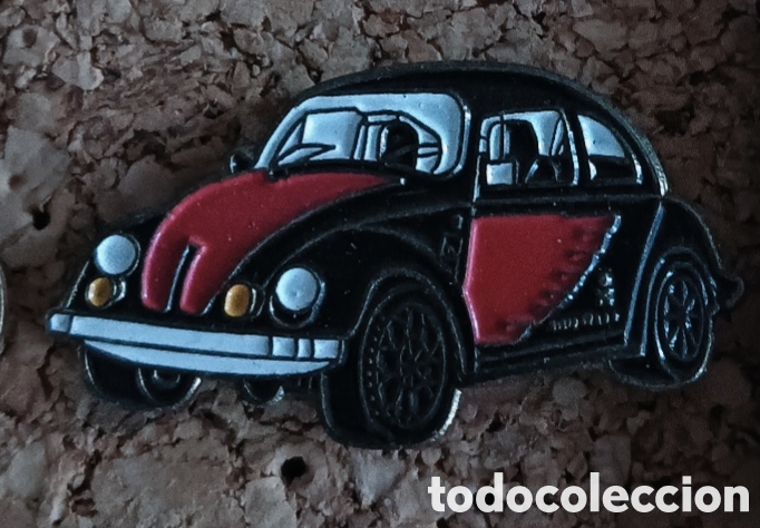 Pins de colecci&oacute;n: PIN COCHES VOLKSWAGEN ESCARABAJO BEETLE ROJO Y NEGRO