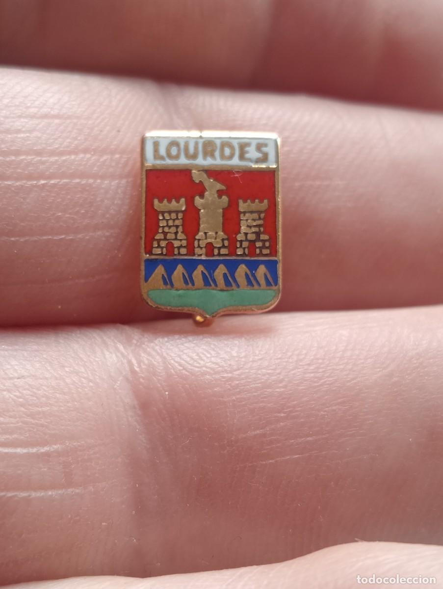 Pins de colecci&oacute;n: INSIGNIA ESMALTADA ESCUDO HER&Aacute;LDICO LOURDES CIUDADES Y LUGARES PIN ALFILER