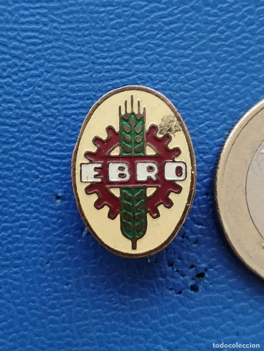 Pins de colecci&oacute;n: ANTIGUA INSIGNIA/PIN DE OJAL - EBRO (TRACTORES, CAMIORES, TURISMOS, ETC.) - NO PIN