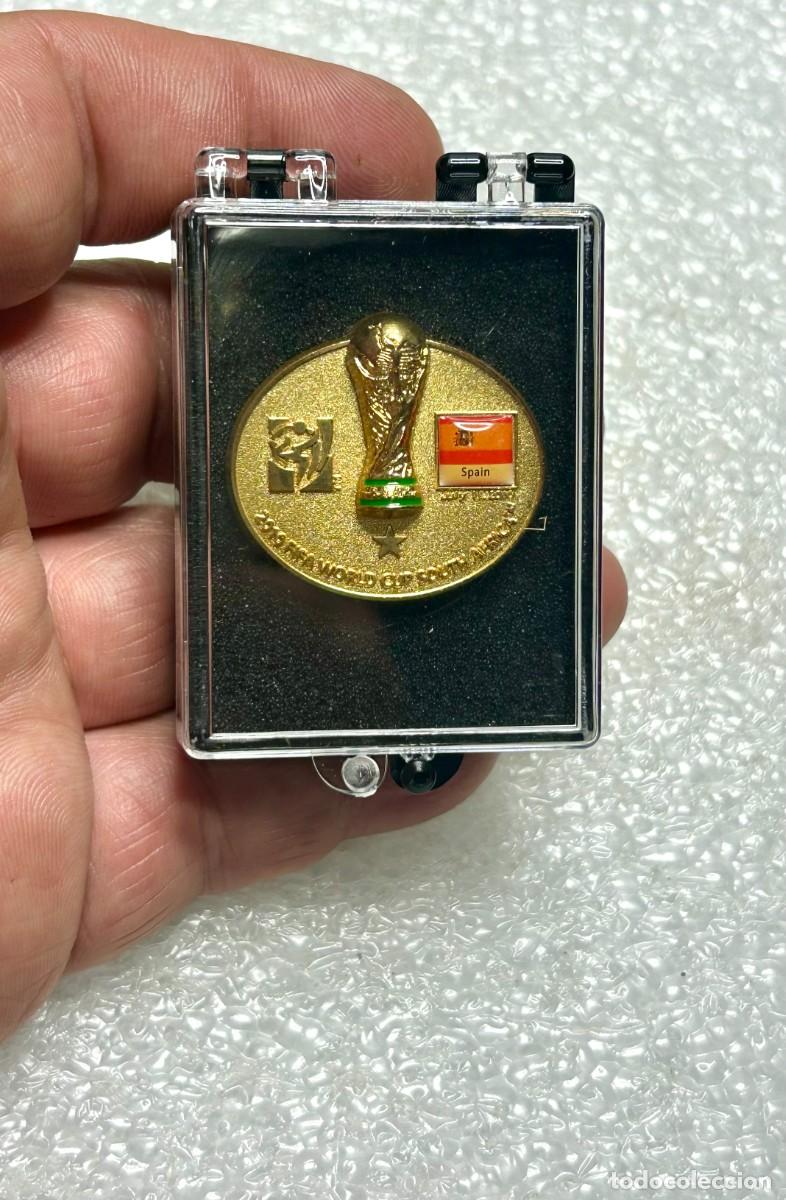 Sammlung von Pins: 3991.Pin oficial conmemorativo de Espa&ntilde;a Campeona del Mundo de futbol 2010 (TIRADA 5000 Unidades)