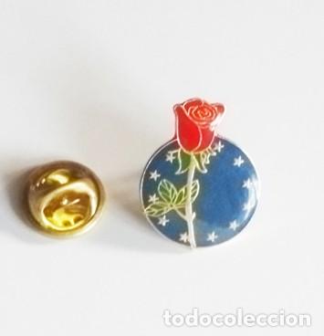Pin's de collection: PIN POL&Iacute;TICO DE PSOE EUROPA ROSA ROJA FONDO AZUL CON ESTRELLAS UNI&Oacute;N EUROPEA UE SOCIALISMO LIBERTAD