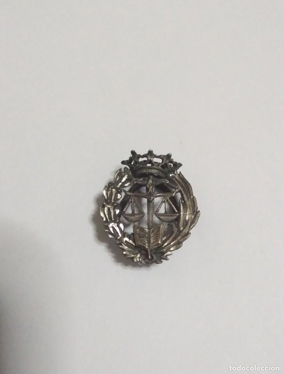 Pins de colecci&oacute;n: Pin de ojal insignia en plata Licenciado en dercho