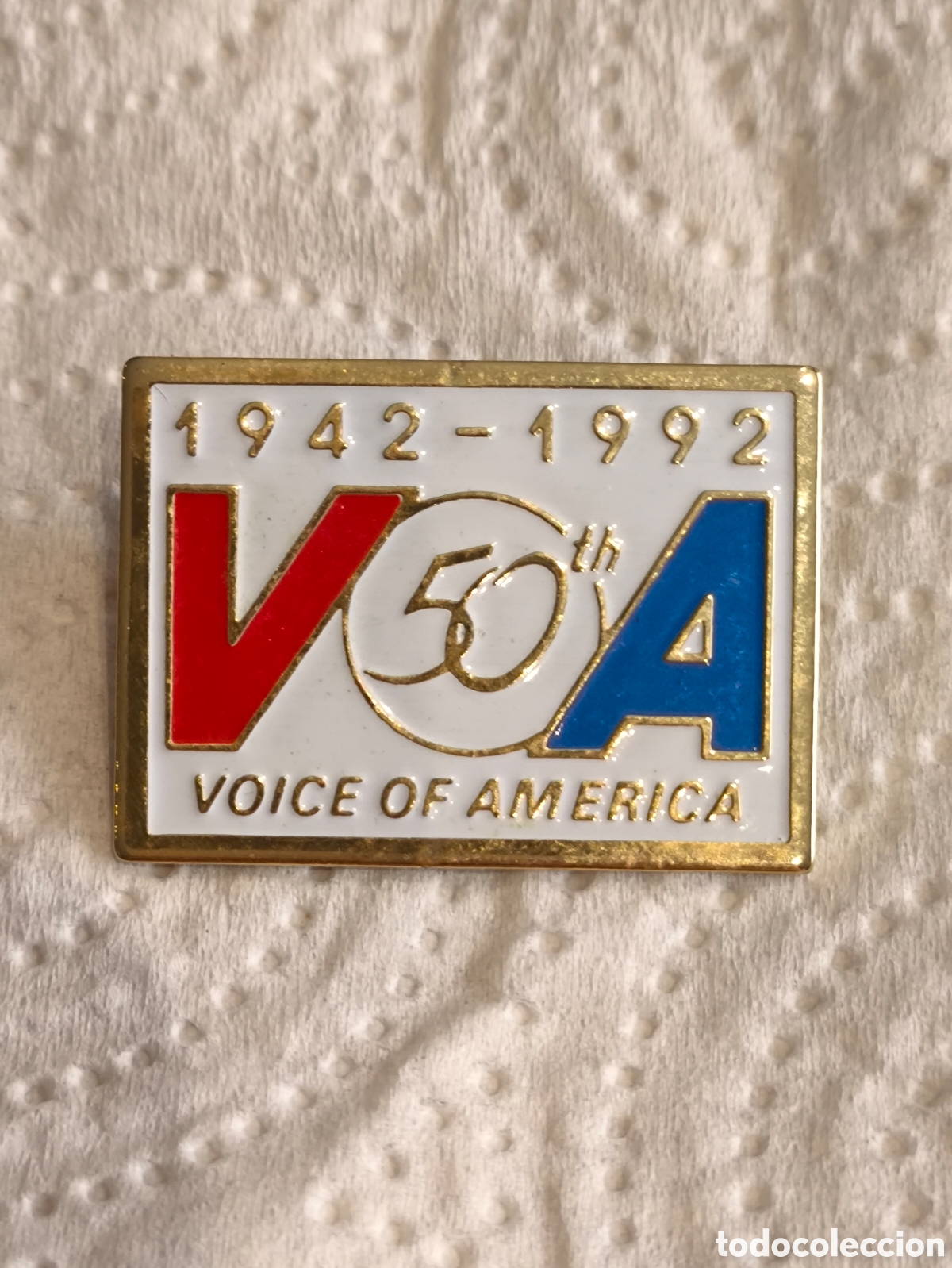 Pins de colecci&oacute;n: Pin Voice of America (VOA) 50 aniversario
