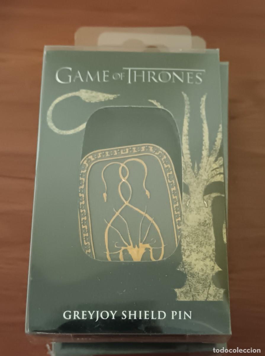Pins de colecci&oacute;n: PIN GREYJOY SHIELD GAME OF THRONES SIN SACAR DE LA CAJA