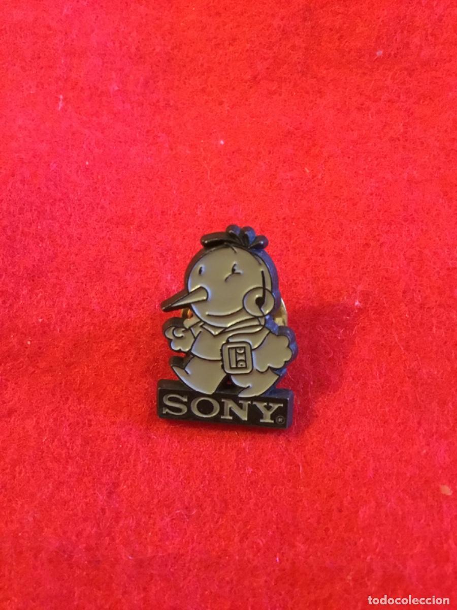 Pins de colecci&oacute;n: Antiguo pin insignia sony
