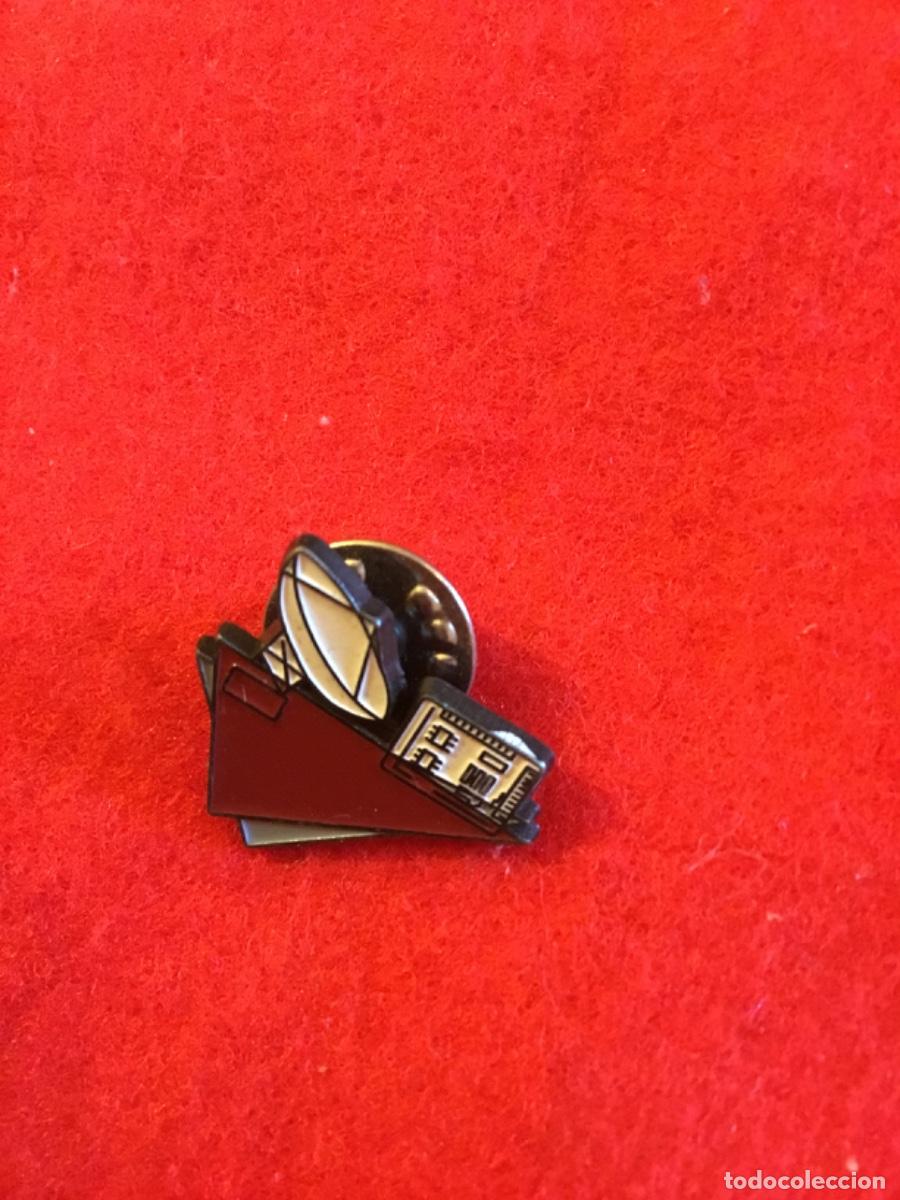 Pins de colecci&oacute;n: Antiguo pin insignia antena observatorio