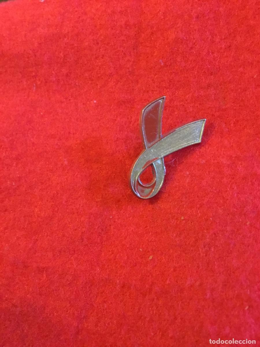 Pins de colecci&oacute;n: Antiguo pin insignia lazo