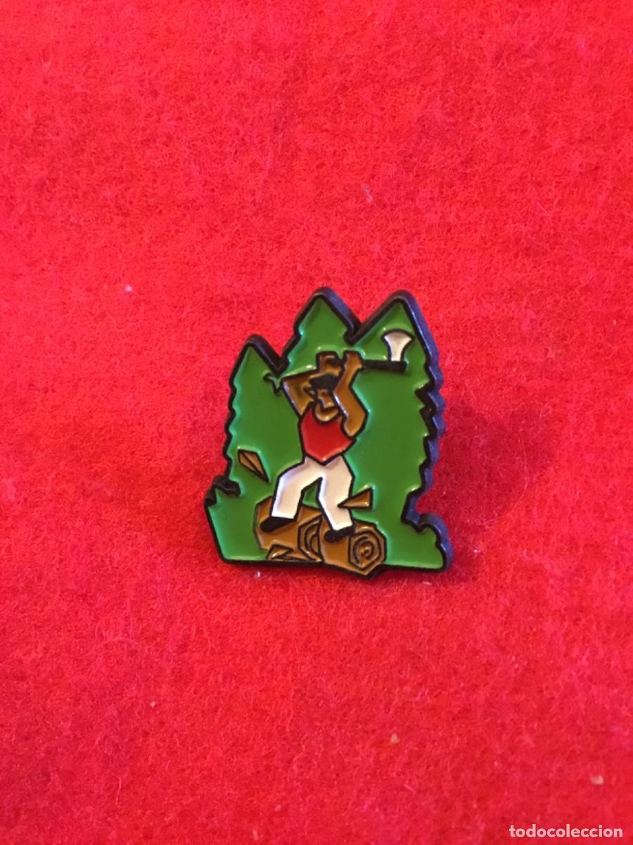 Pins de colecci&oacute;n: Antiguo pin insignia le&ntilde;ador