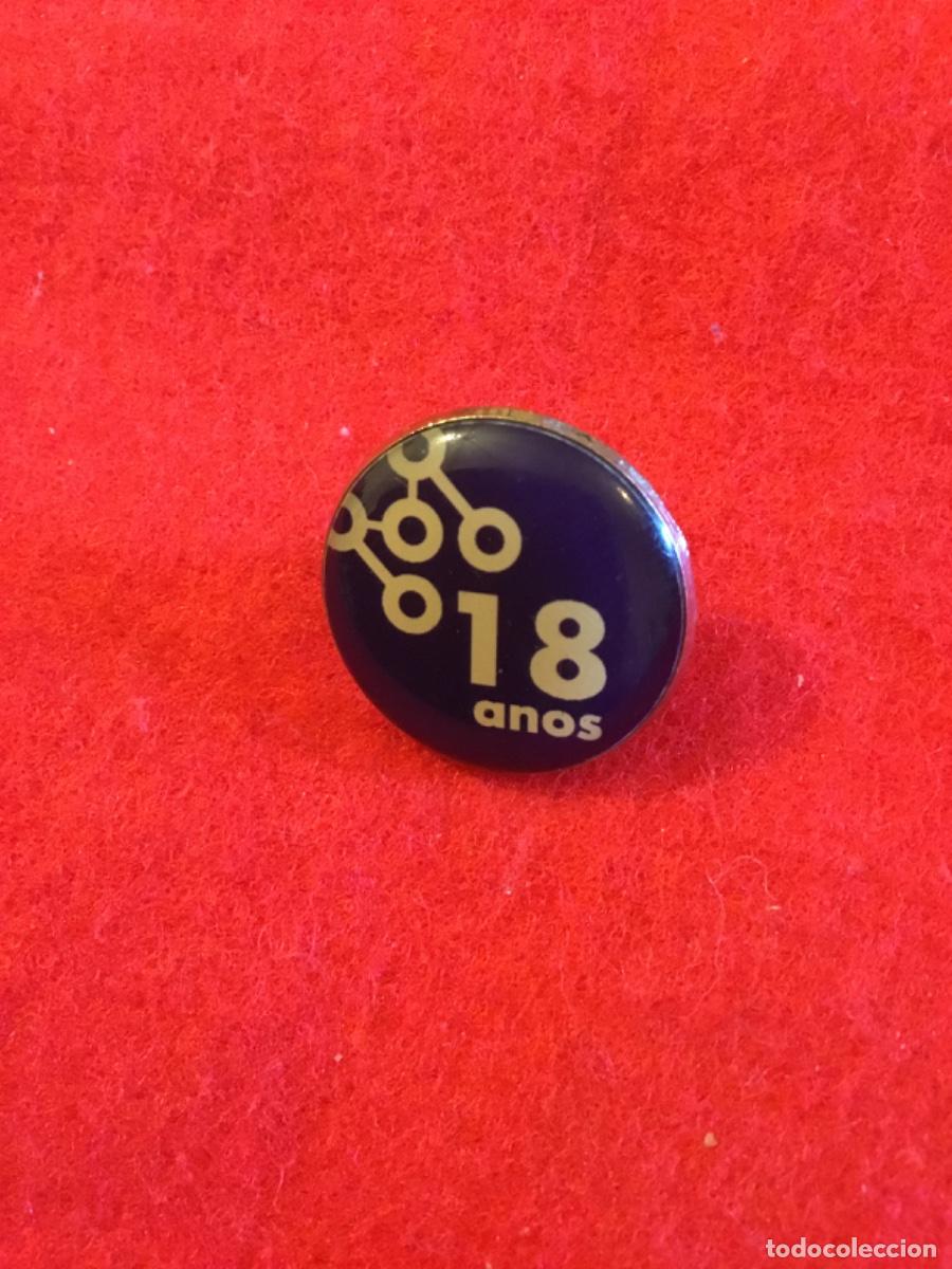 Pins de colecci&oacute;n: Antiguo pin insignia 18 a&ntilde;os