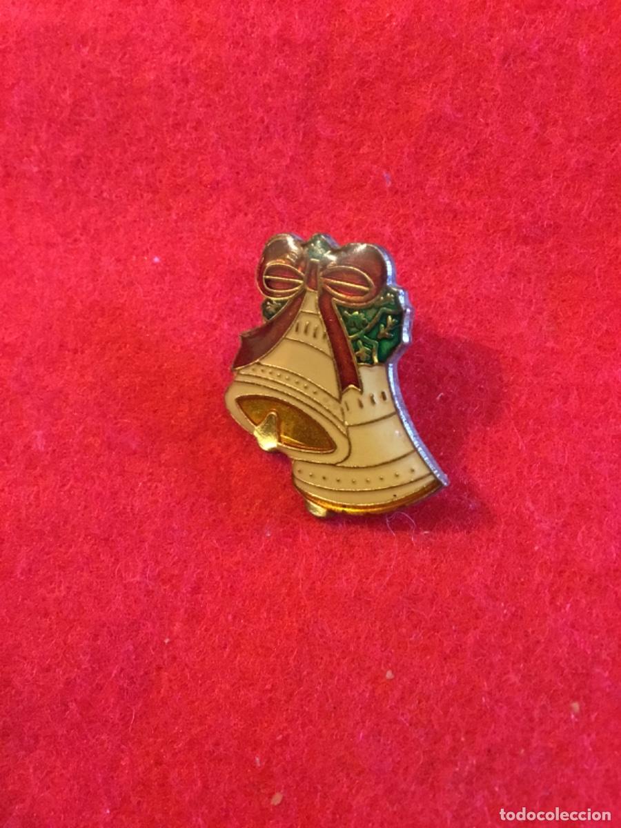 Pins de colecci&oacute;n: Antiguo pin insignia Campanas navide&ntilde;as