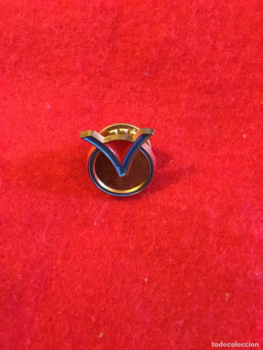 Pins de colecci&oacute;n: Antiguo pin insignia V S&iacute;mbolo de la victoria