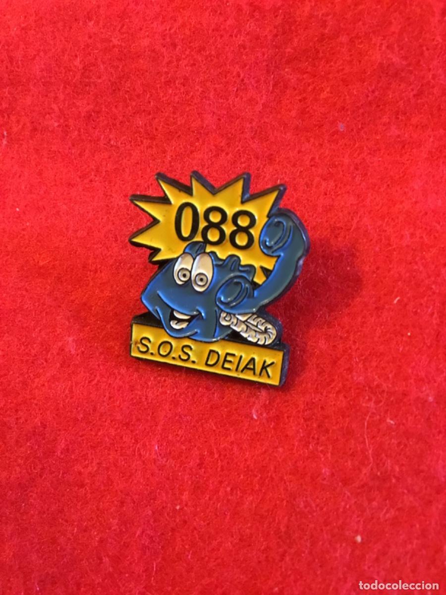 Pins de colecci&oacute;n: Antiguo pin insignia 088 SOS deiak