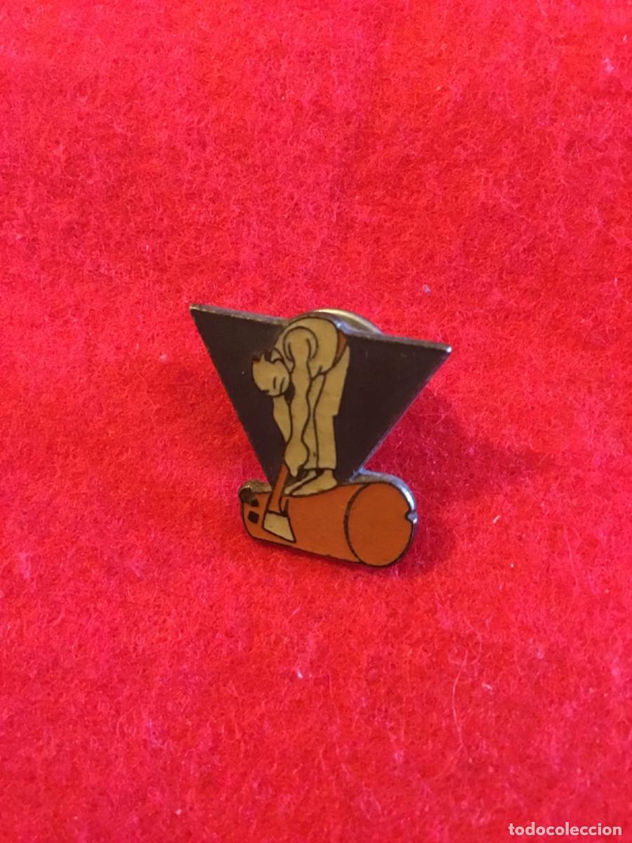 Pins de colecci&oacute;n: Antiguo pin insignia le&ntilde;ador ,kaiku ,aizkolari