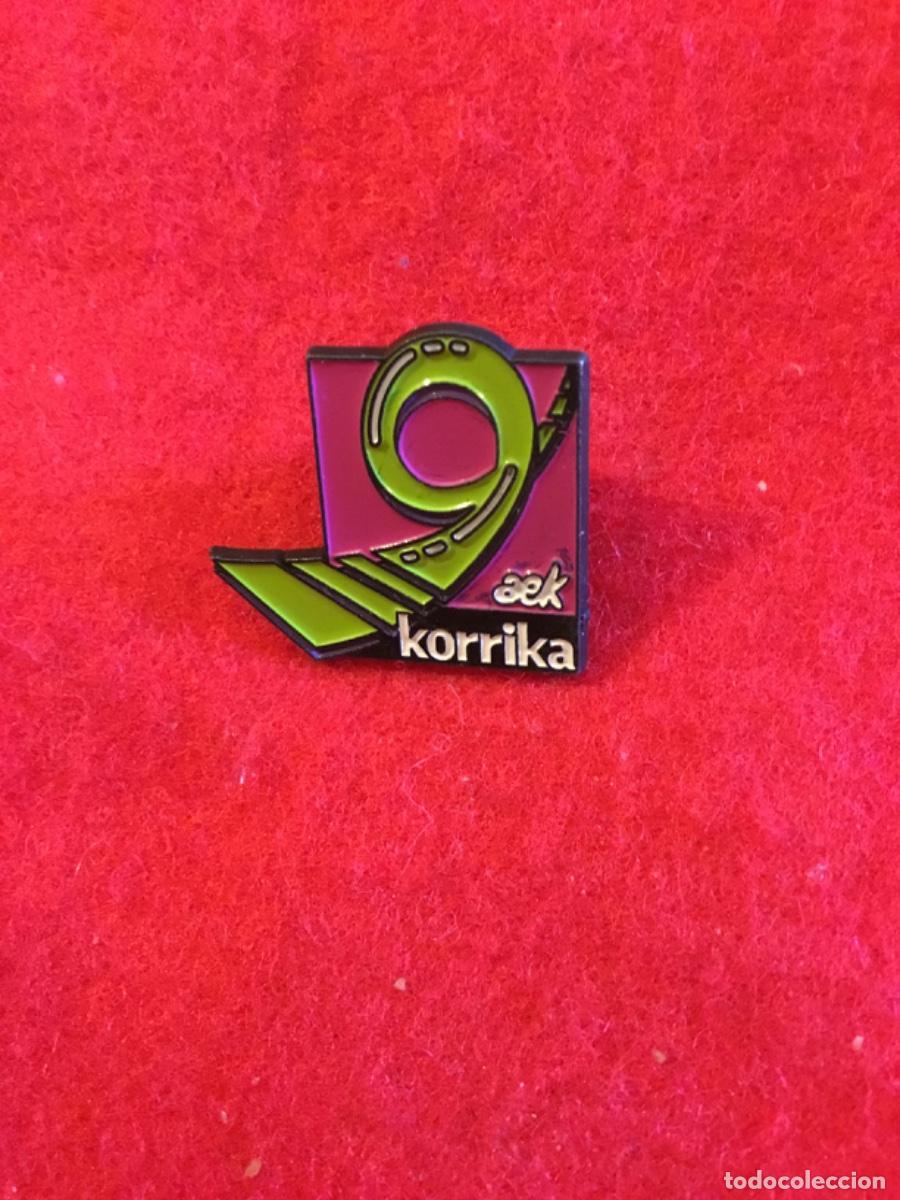 Pins de colecci&oacute;n: Antiguo pin insignia Korrika Aek