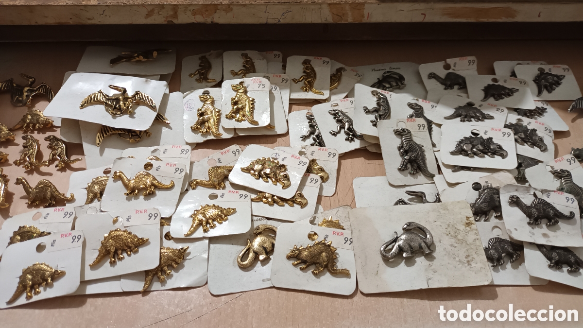 Pins de colecci&oacute;n: Lote de 110 pins o broches, con figura de dinosaurios