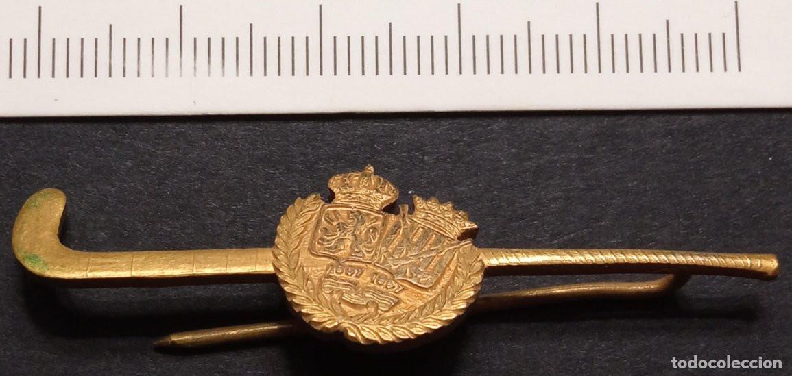 Pins de colecci&oacute;n: ALFILER PISACORBATA - REAL FEDERACION ESPA&Ntilde;OLA Y CATALANA DE HOCKEY - 50 ANIVERSARIO 1907-1957