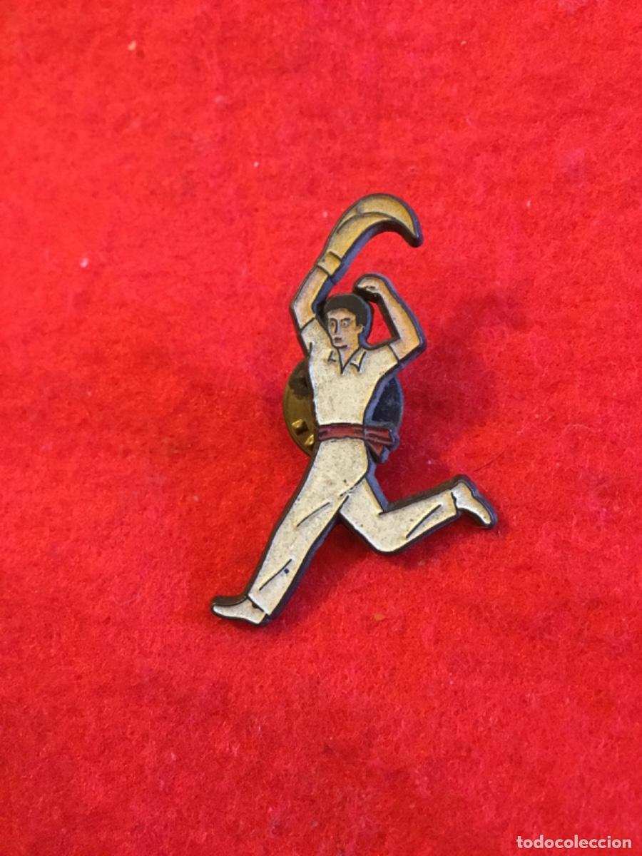 Pins de colecci&oacute;n: PIN pelotari, cesta punta