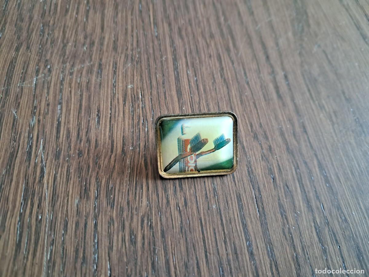 Pins de colecci&oacute;n: pin de publicidad, colgate, dentr&iacute;fico y cepillos de dientes.