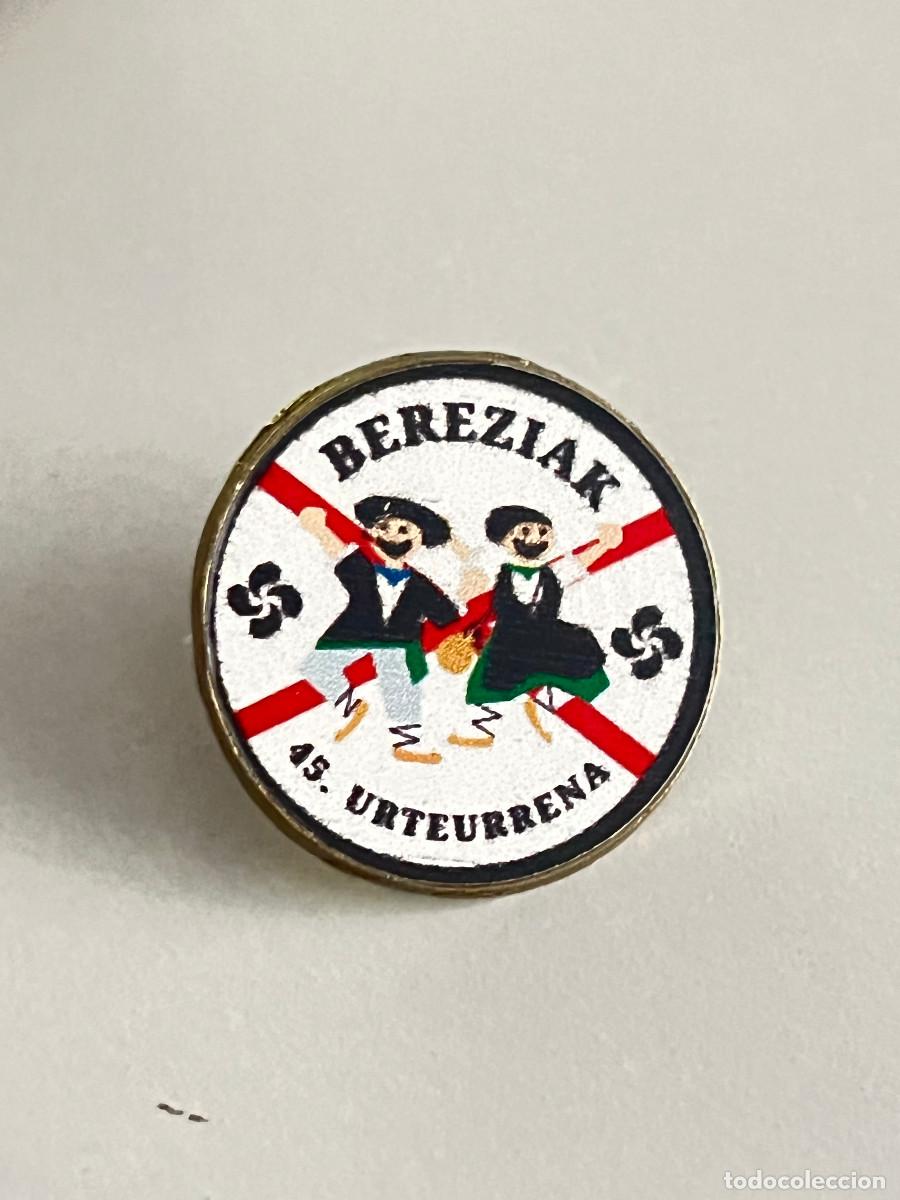 Pins de colecci&oacute;n: PIN BLUSAS VITORIA-GASTEIZ. CUADRILLA BEREZIAK. 45 ANIVERSARIO