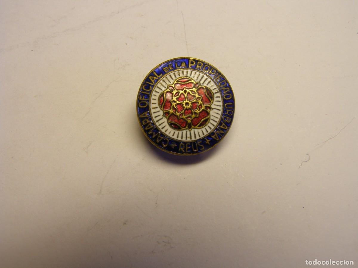 Pins de colecci&oacute;n: Antigua insignia de la C&aacute;mara de la Propiedad Urbana. Reus. Tarragona. Esmaltes al fuego.