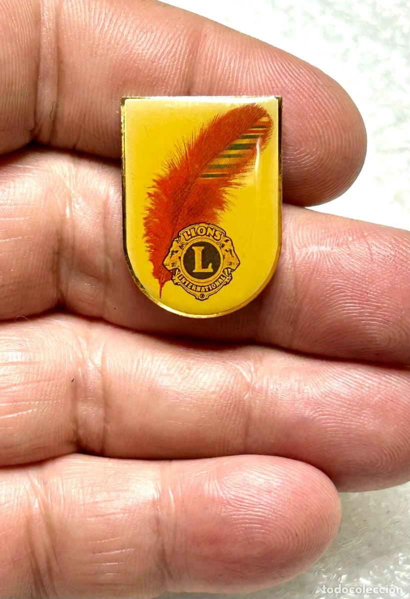 Pins de colecci&oacute;n: 4018.Pin Lions Clubs International de la campa&ntilde;a ben&eacute;fica conocida como Pluma Roja