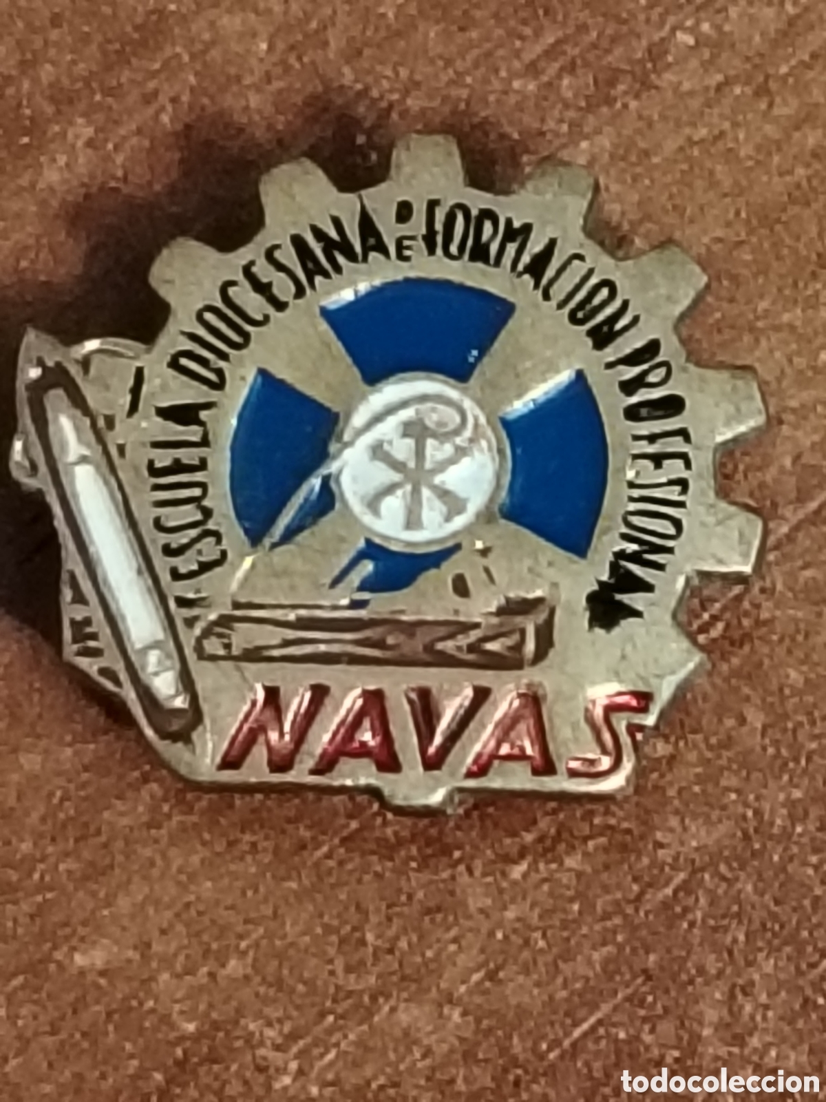 Pins de colecci&oacute;n: Insignia escuela diocesana de formaci&oacute;n profesional Navas