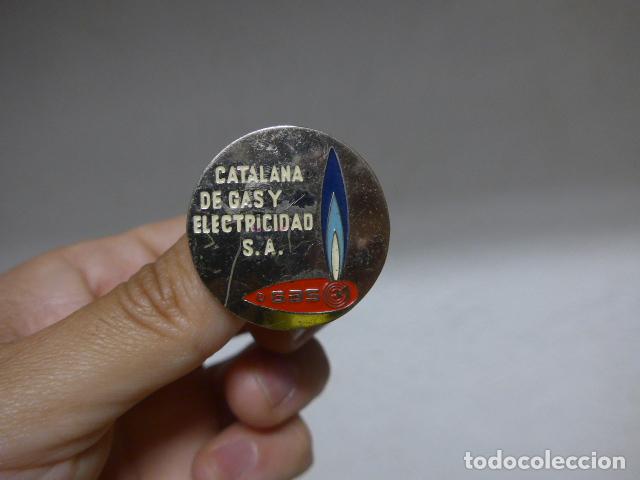 Pins de colecci&oacute;n: Antigua insignia de la Catalana de gas y electricidad SA, original