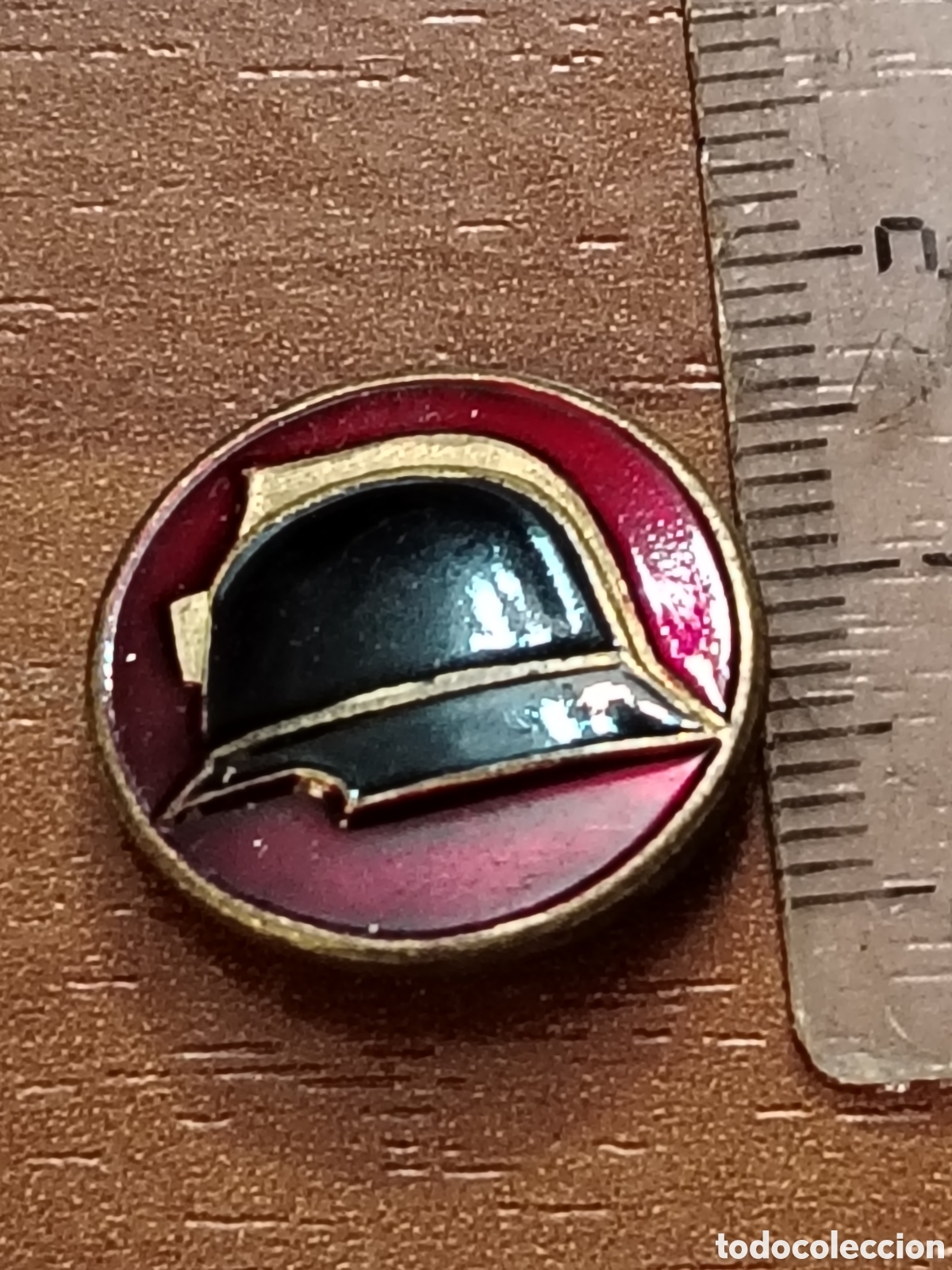 Pins de colecci&oacute;n: Insignia casco de bomberos