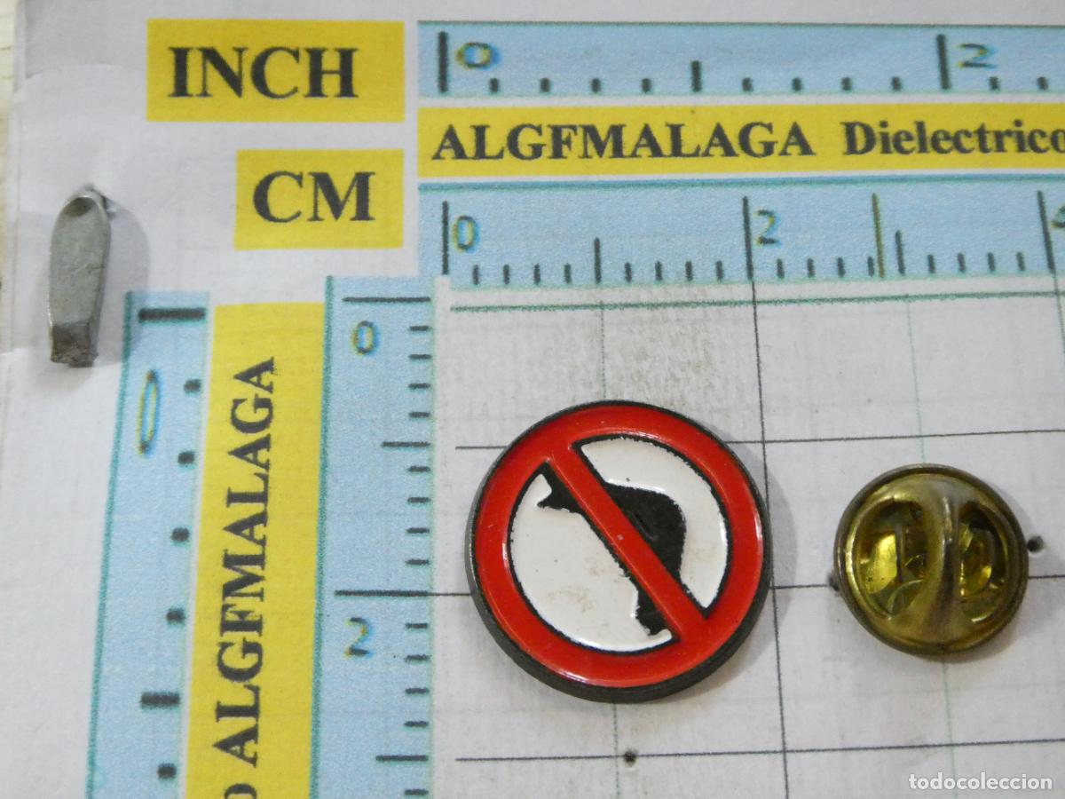 Pins de colecci&oacute;n: PIN DE COCHES MOTOS. SE&Ntilde;ALES TR&Aacute;FICO. PROHIBIDO GIRAR