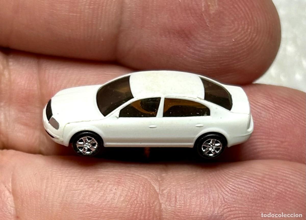 Collection pins: 4036.Pin de solapa que representa una miniatura blanca del coche Skoda Superb