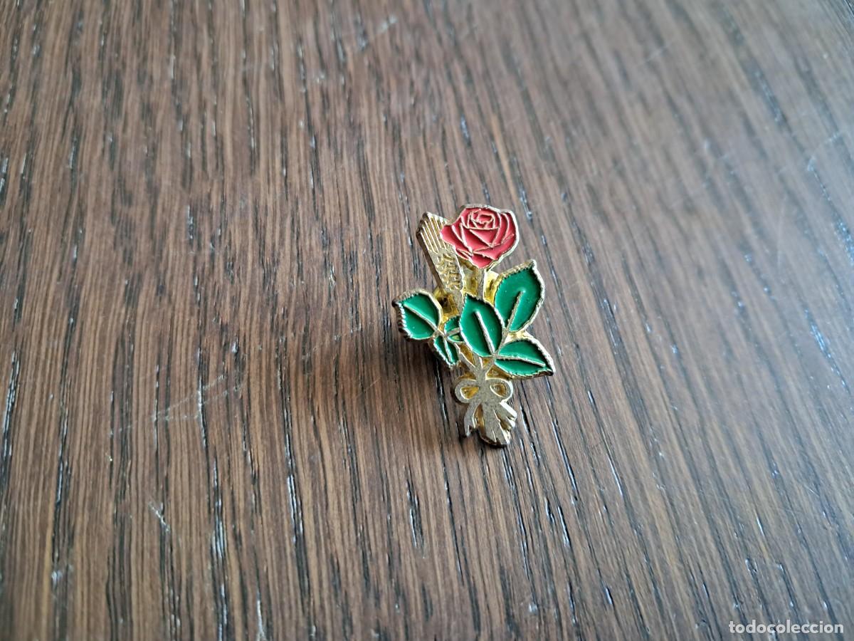 Pins de colecci&oacute;n: pin de metal, rosa de Sant Jordi.