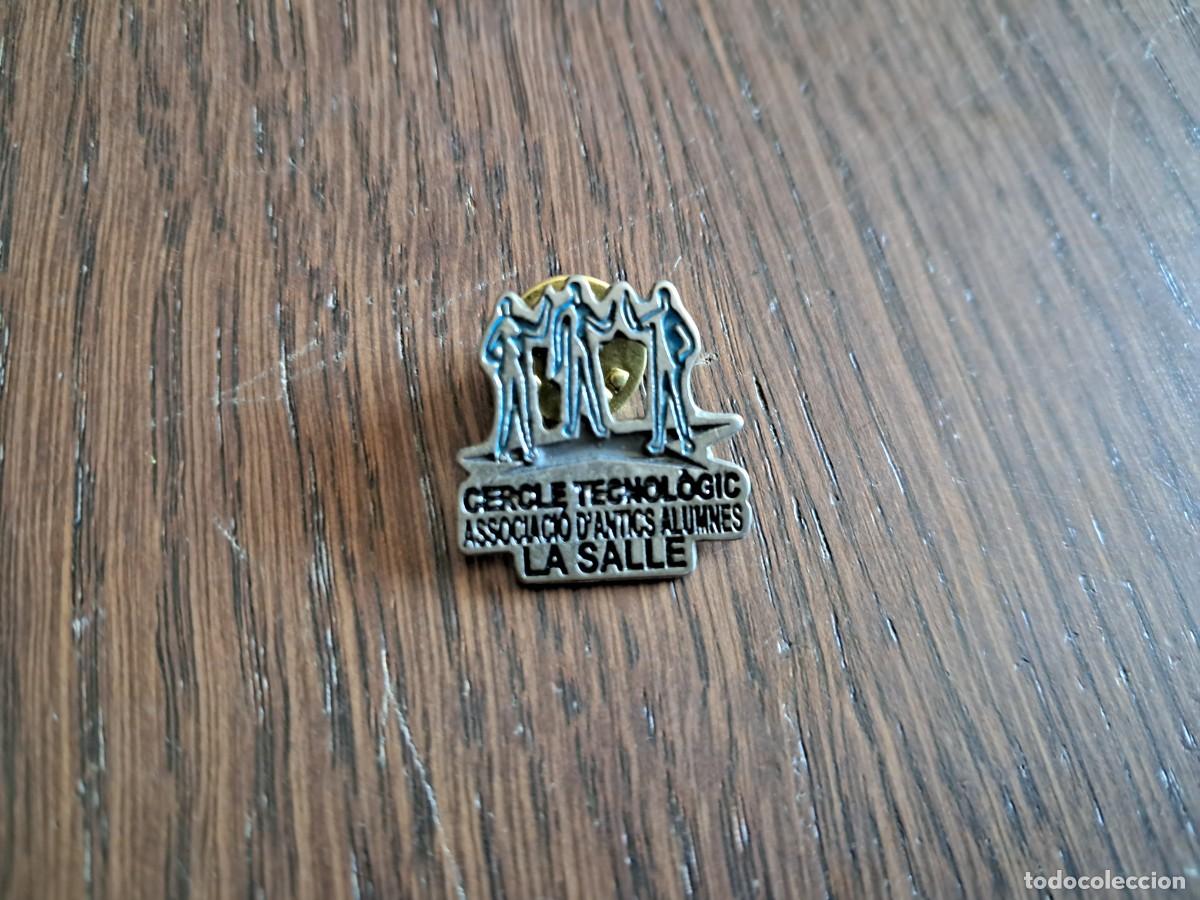 Pins de colecci&oacute;n: pin, cercle tecnol&ograve;gic, associaci&oacute; antics alumnes de La Salle.