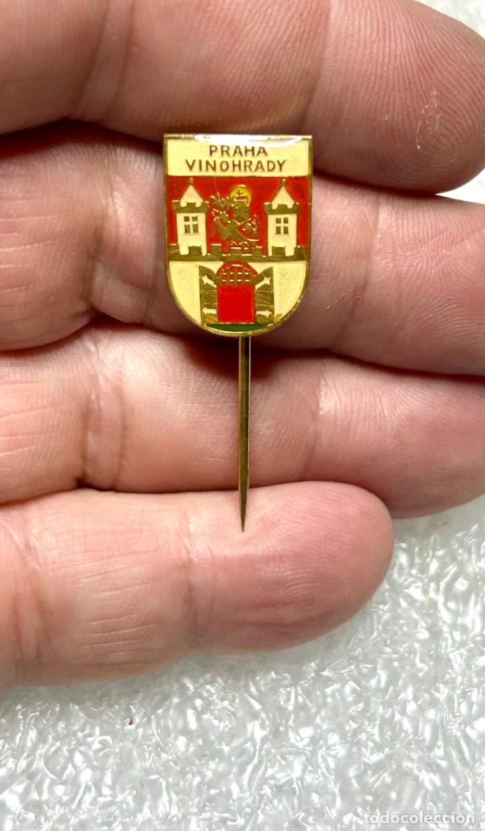 Pins de colecci&oacute;n: 4042.Antigua insignia her&aacute;ldica vintage con el escudo de armas de Vinohrady, ubicado en Praga
