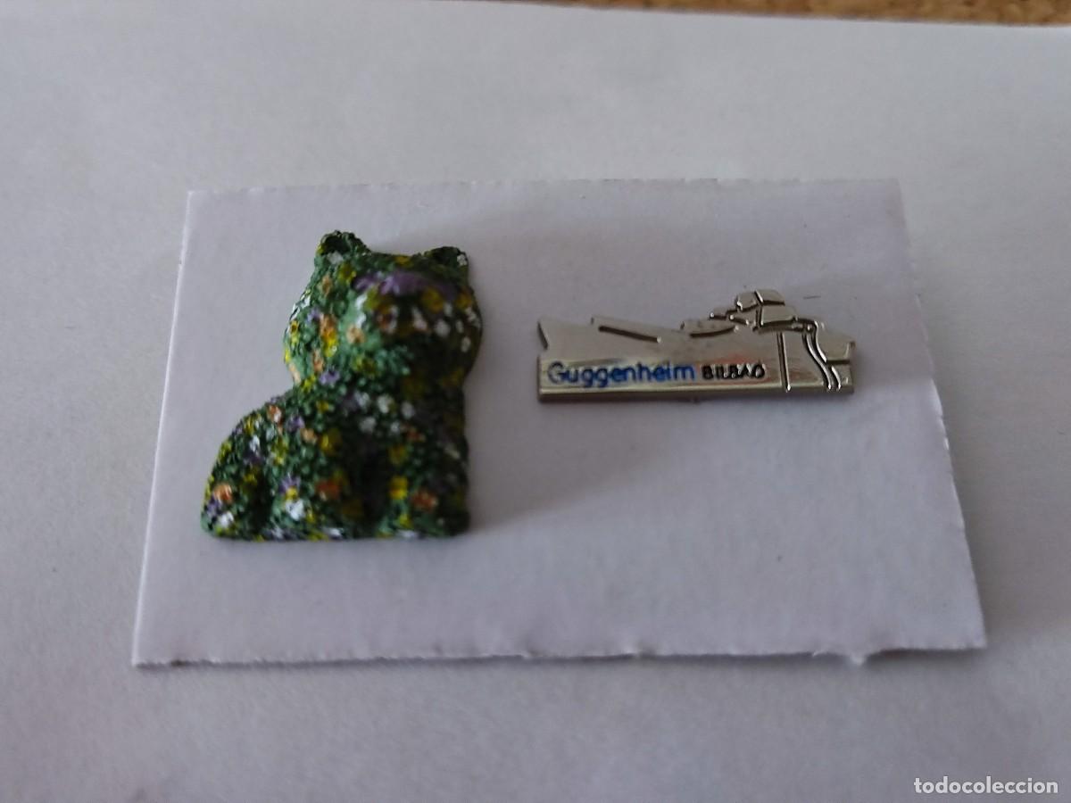 Pins e Spille di collezione: CURIOSO LOTE DE 2 PINS DEL MUSEO GUGGENHEIM DE BILBAO(EDIFICIO Y PERRO PUPPY