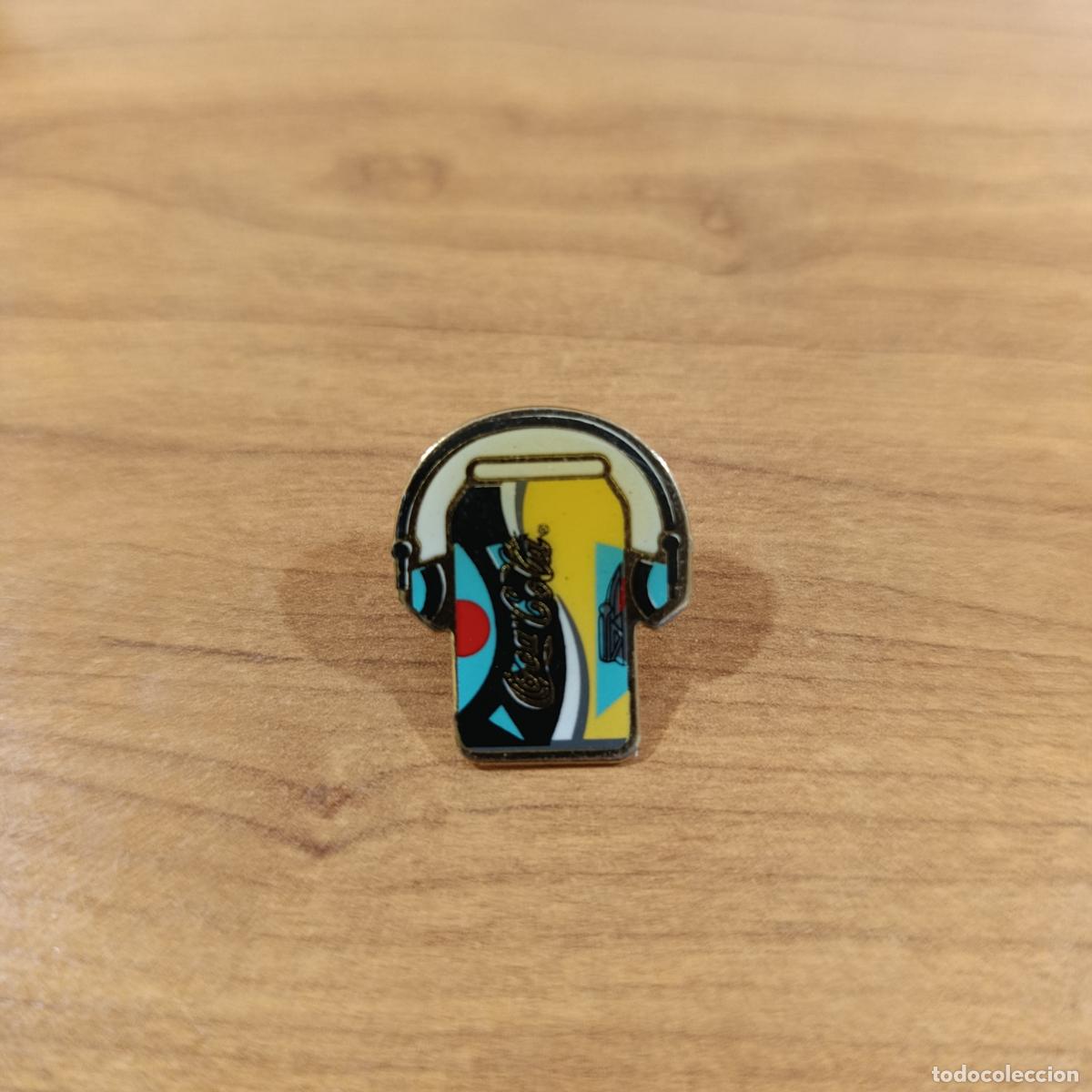 Pins de colecci&oacute;n: PIN COCA COLA BOTE CON CASCOS - Foto 1