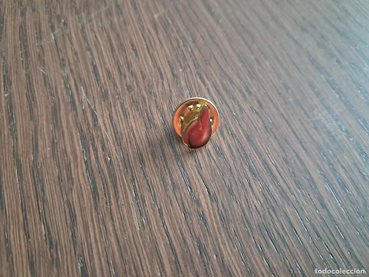 Pins de colecci&oacute;n: pin de gota de sangre, donantes de sangre.