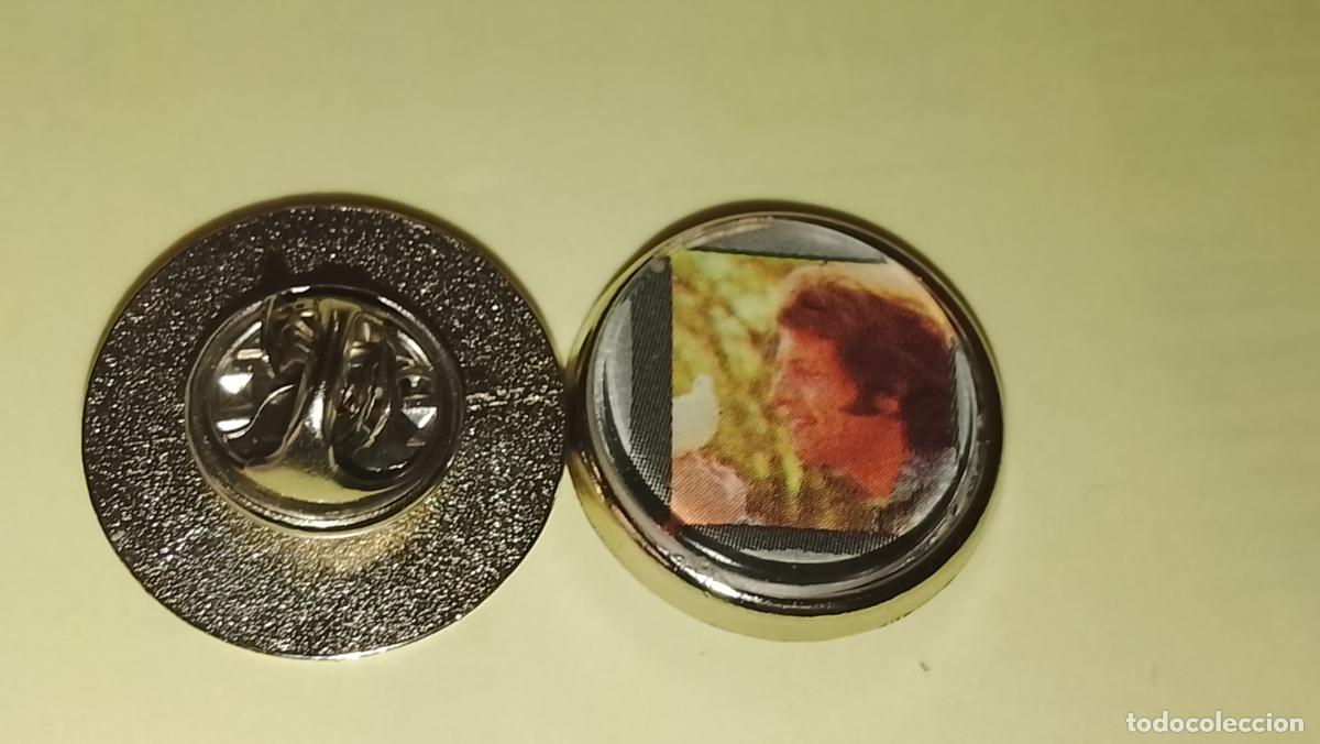 Pins de colecci&oacute;n: pin redondo metal - CANTATE O GRUPO - Joe Dassin