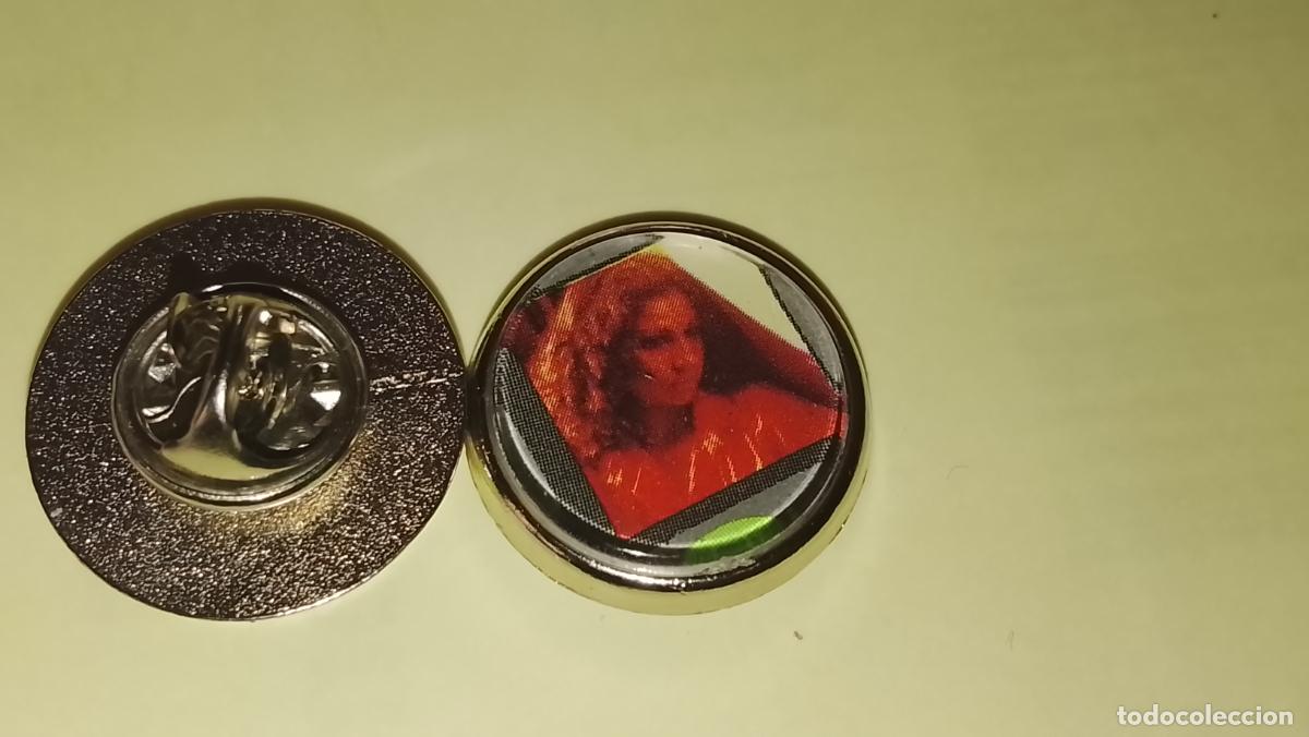 Pins de cole&ccedil;&atilde;o: pin redondo metal - CANTANTE O GRUPO MUSICAL - Lolita Flores