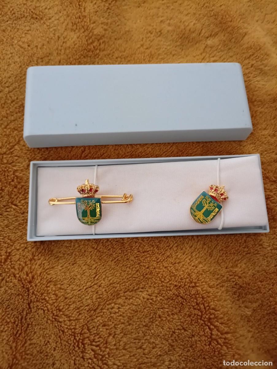 Pins de colecci&oacute;n: estuche con broche pin para solapa y pisacorbatas con escudos con corona real y arbol y columnas do