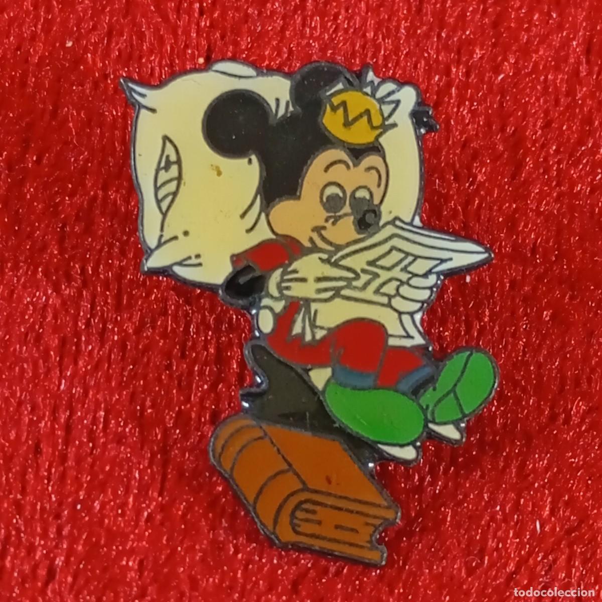 Pins de cole&ccedil;&atilde;o: ANTIGUO PIN - MICKEY MOUSE - PERIODICO - DISE&Ntilde;O VINTAGE - METAL ESMALTADO - WALT DISNEY - RARO / 505