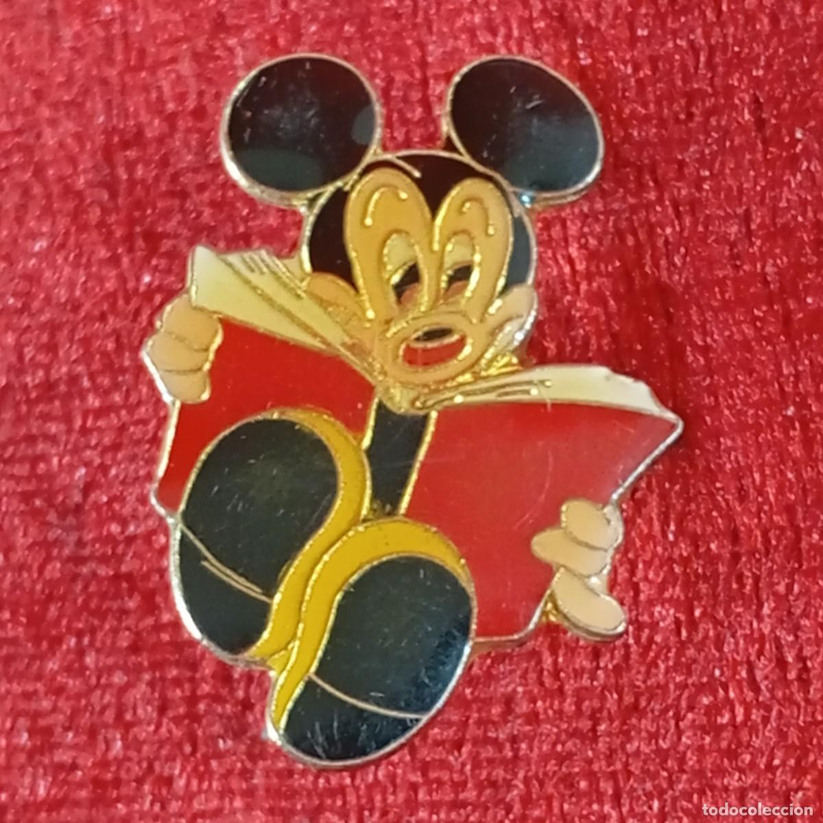 Pin's de collection: ANTIGUO PIN - MICKEY MOUSE - LEYENDO UN LIBRO - VINTAGE - METAL ESMALTADO - WALT DISNEY - RARO / 509