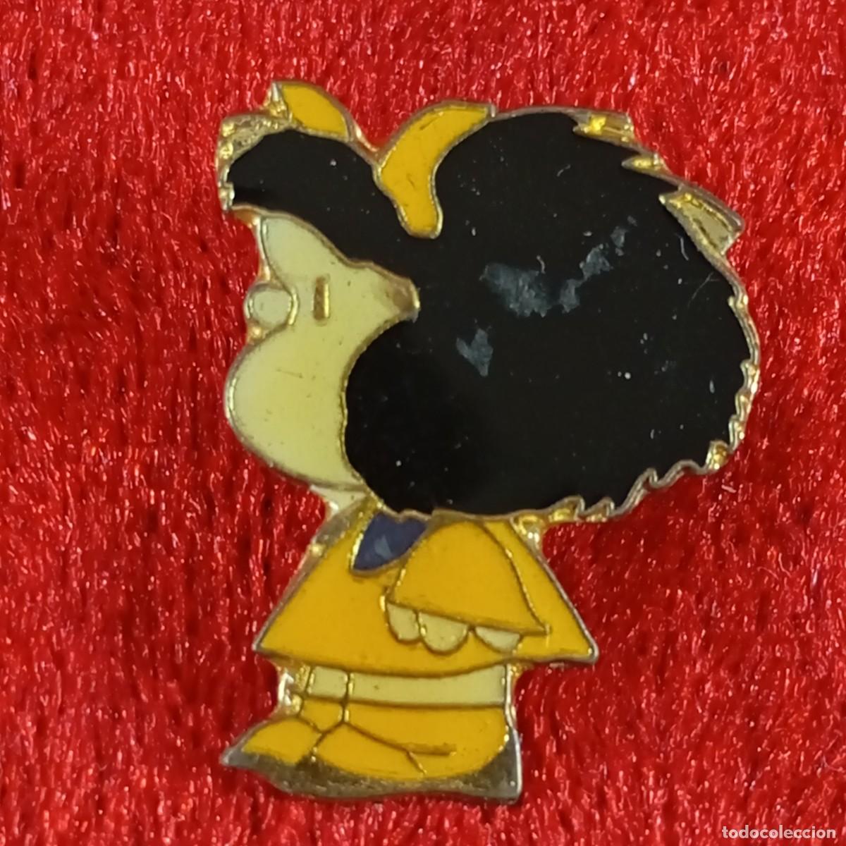 Pins e Spille di collezione: ANTIGUO PIN - MAFALDA - VESTIDO AMARILLO - ARGENTINA - DISE&Ntilde;O VINTAGE - METAL ESMALTADO - RARO / 540