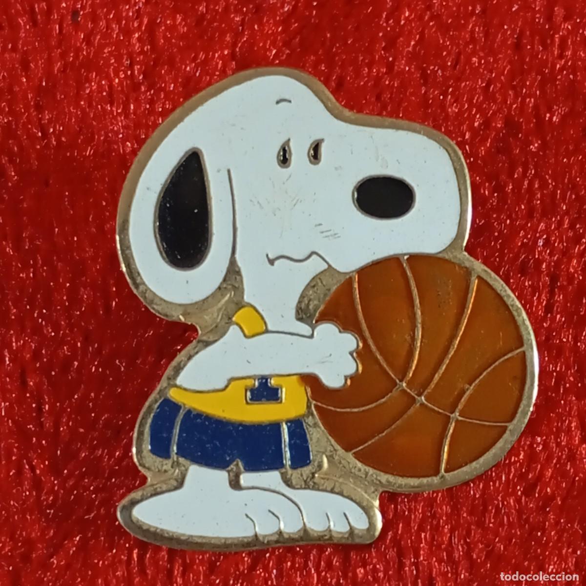 Pins de colecci&oacute;n: ANTIGUO PIN - SNOOPY - PEANUTS - BALONCESTO - VINTAGE - METAL ESMALTADO - RARO / 550