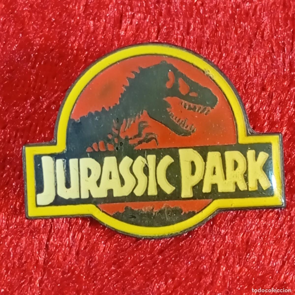 Pin's de collection: ANTIGUO PIN - JURASSIC PARK - PARQUE JURASICO - VINTAGE - METAL ESMALTADO - RARO / 579