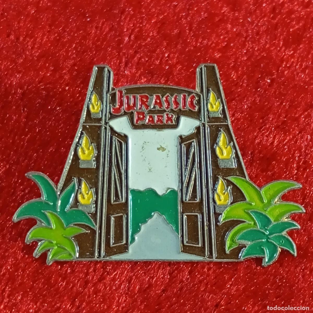 Pins de colecci&oacute;n: ANTIGUO PIN - JURASSIC PARK - PARQUE JURASICO - PUERTAS ISLA- VINTAGE - METAL ESMALTADO - RARO / 583
