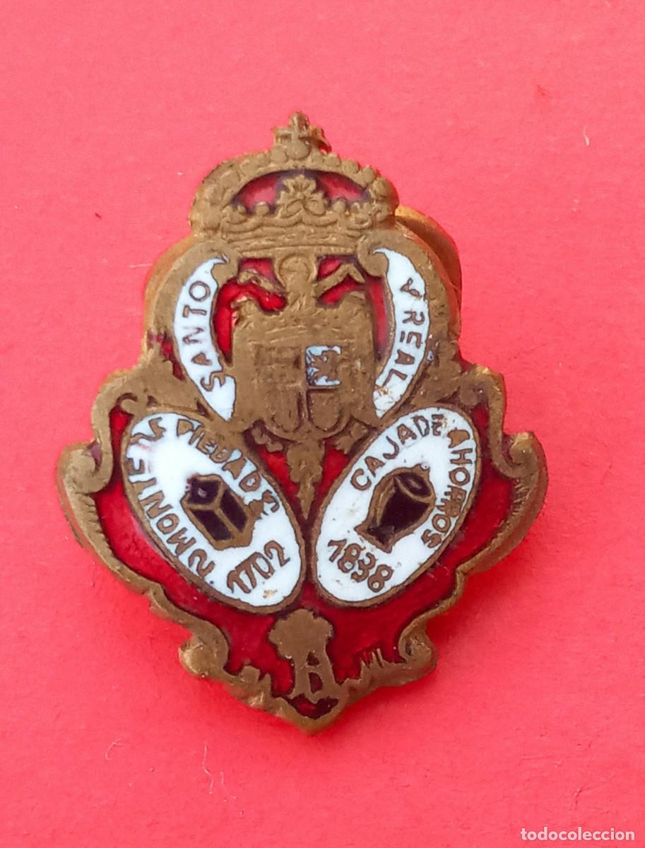 Pins de colecci&oacute;n: Insignia Santo y Real Monte de Piedad y Caja de Ahorros de Madrid.