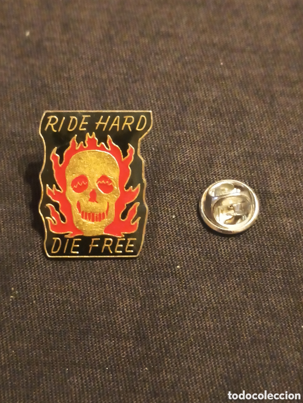 Pins de colecci&oacute;n: Pins insignia con pincho y cierre calavera con fuego