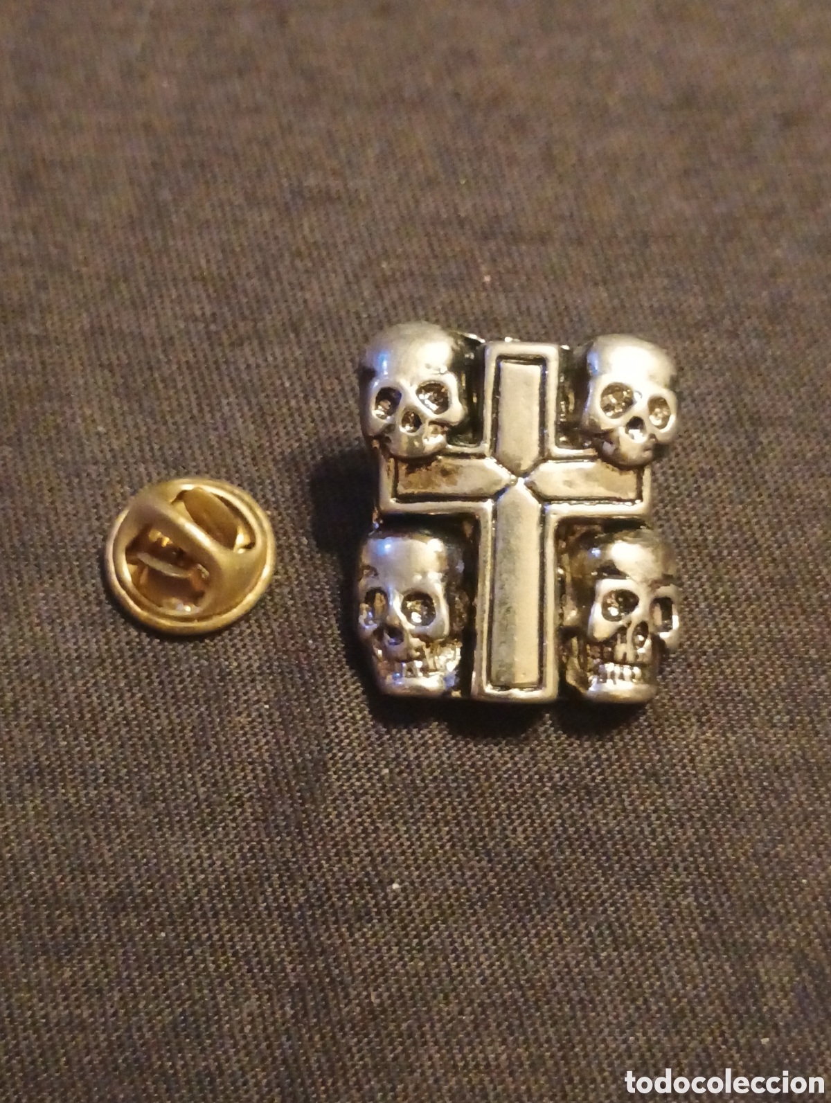 Pins de colecci&oacute;n: Pins insignia con pincho y cierre cruz con 4 calaveras
