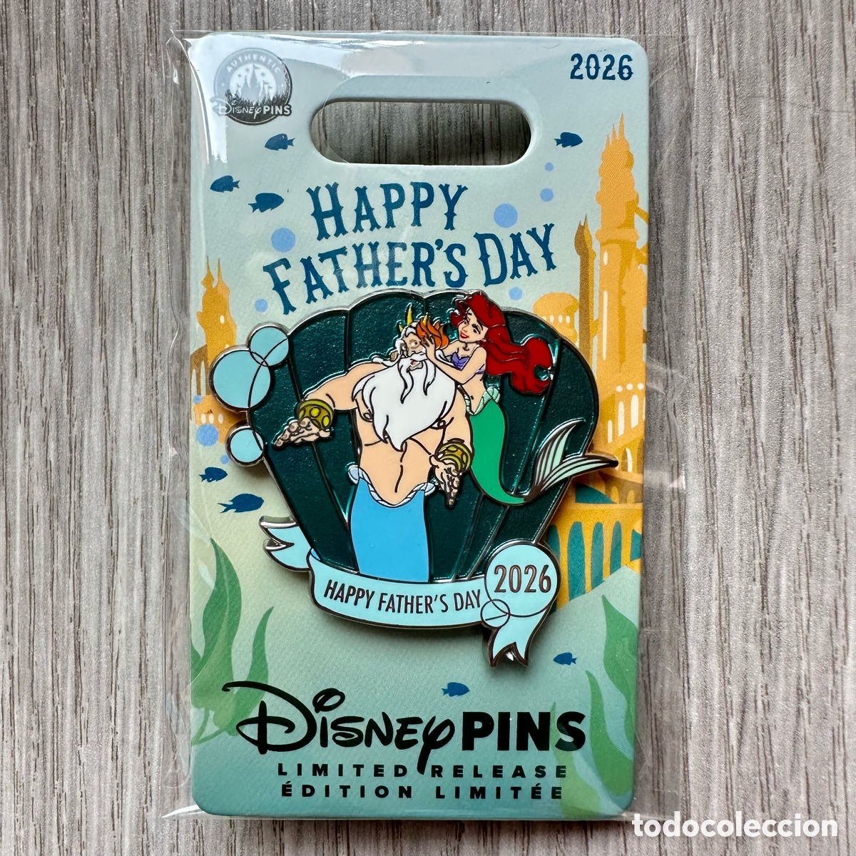 Pins de colecci&oacute;n: Pin edici&oacute;n limitada D&iacute;a del Padre 2026 Ariel y Rey Trit&oacute;n, La Sirenita, Disney Store.